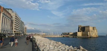 Napoli, lungomare plastic free: racconto di un'ordinanza difficilmente applicabile