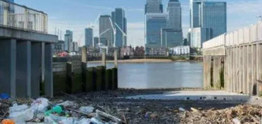 Londra, il sindaco Khan contro il nuovo inceneritore: ‘Inquina, il vero obiettivo è la riduzione dei rifiuti’