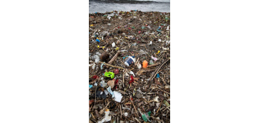 Inquinamento da plastica: alla foce del Sarno una situazione scioccante. Le foto di Greenpeace