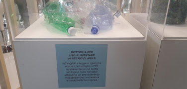Bottiglie in PET, tra limiti al 100% riciclato e plastic tax
