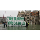 Immagine: 'Tide is rising and so are we!', lo striscione di Fridays for Future nella Venezia sommersa