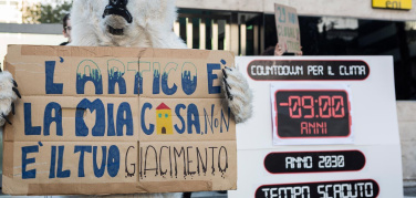 Conto alla rovescia per lo sciopero globale per il clima del 29 novembre 2019: attivisti incatenati a Roma davanti a Palazzo Eni
