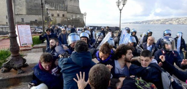 Napoli, la polizia carica gli attivisti di Fridays for Future alla Cop21 Mediterranea