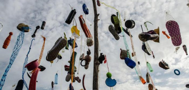 A Fiumicino un albero di Natale decorato con la plastica arrivata dal mare