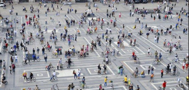 'Milano cambia giro', 400 persone in piazza Duomo per chiedere interventi di sostegno mobilità ciclistica