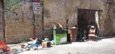 Palermo, il Covid rischia di bloccare la raccolta rifiuti. Si valuta l’ipotesi di attivare l’Esercito