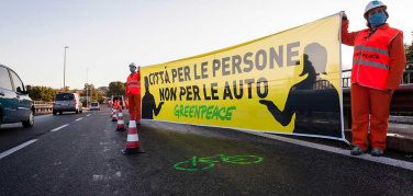 Greenpeace in azione a Roma: 'Nelle nostra città ripartire dalla mobilità sostenibile'