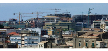 Giornata mondiale delle città, rapporto ASviS: aumentano abusi edilizi e affollamento abitativo